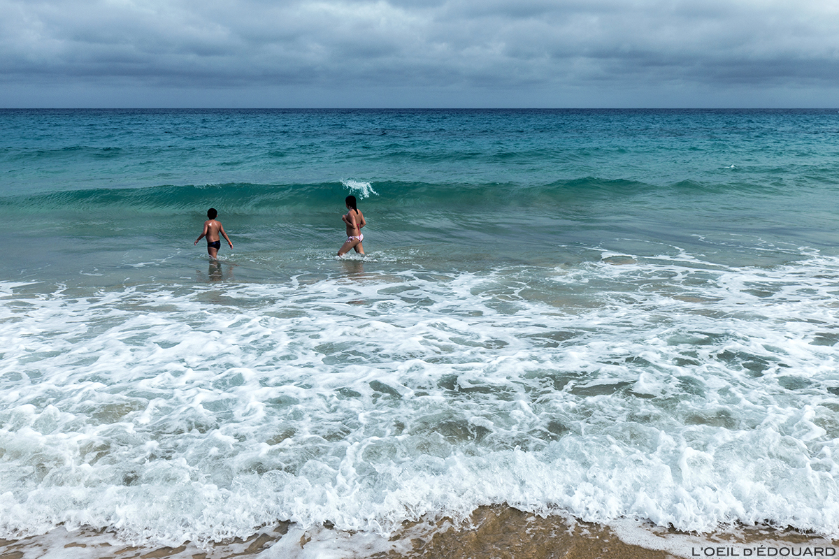 Baignade dans l'Océan Atlantique sur la plage de Vila Baleira sur l'Île de Porto Santo praia, Madère / Beach Madeira Islands © L'Oeil d'Édouard - Tous droits réservés