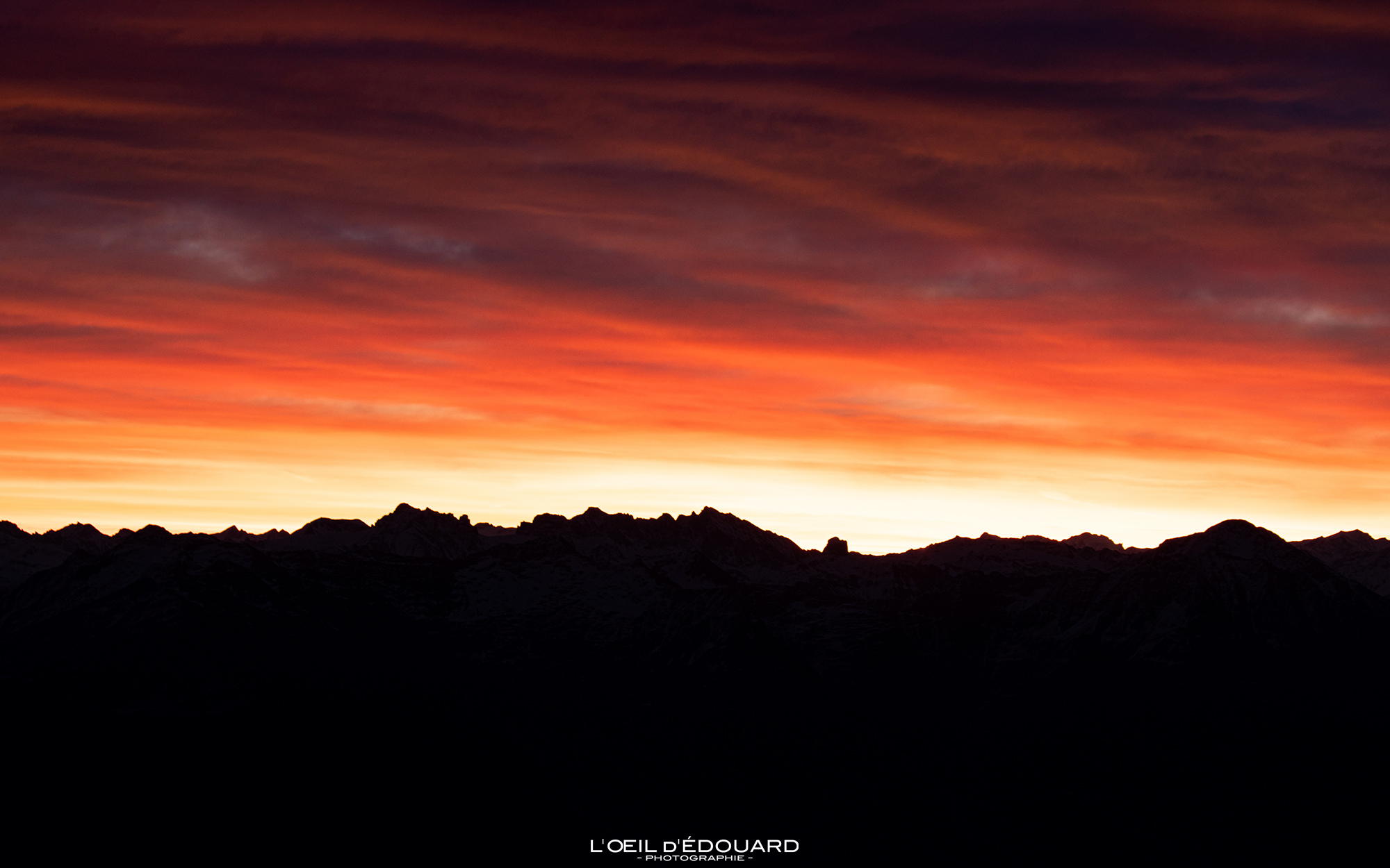 Lever de soleil derrière le Massif du Beaufortain, Massif des Bauges © L\'Oeil d\'Édouard - Tous droits réservés