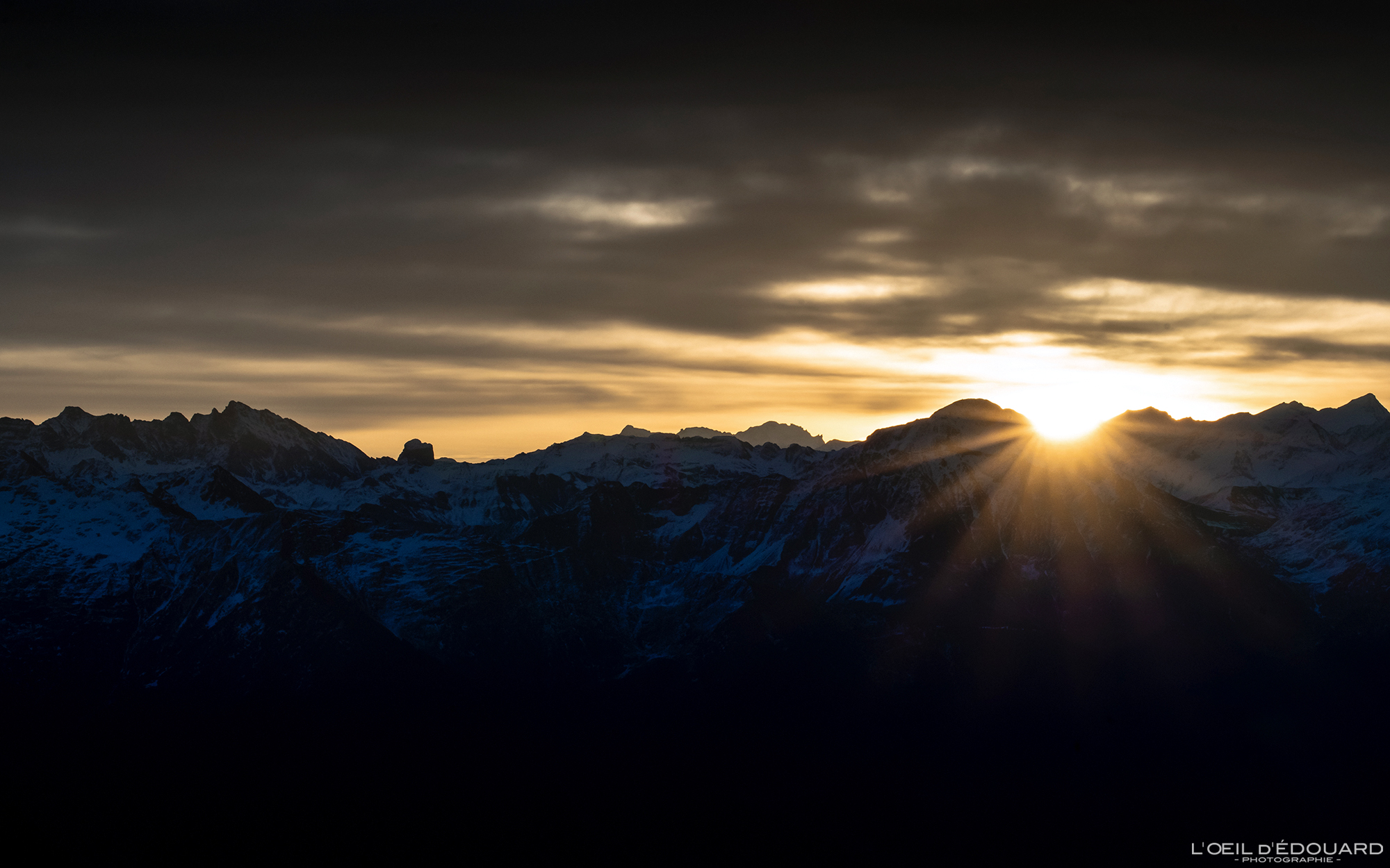Lever de soleil derrière le Massif du Beaufortain, Massif des Bauges © L\\\'Oeil d\\\'Édouard - Tous droits réservés